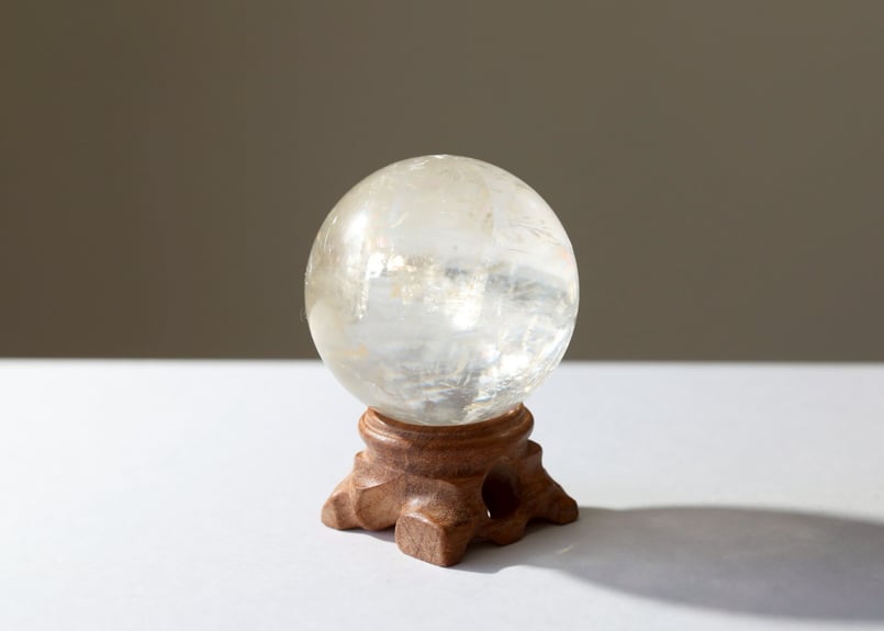 ☆天然石☆ゴールデンマイカ スフィア 台座付 神が宿る石】虹入り ハイクオリティゴールデンカルサイト スフィア 木