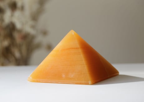 トロレアイト　ピラミッド　天然石 トロレアイトインクォーツ（トロール石）ピラミッド01