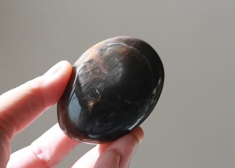ブラックムーンストーンの握り石