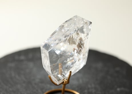 【ハイクオリティ】虹入り レムリアンシード 磨き 台座付き