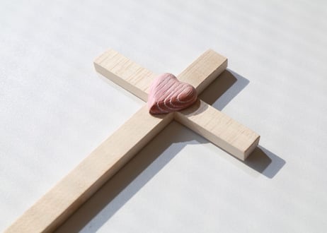 十字架とピンクのハートの壁掛け