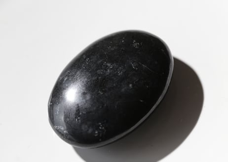 ブラックトルマリンの握り石　【つながり】