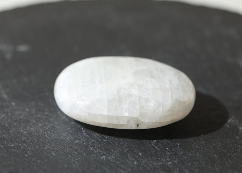 ヒーラーとしての使命】ロシア産ナトロライト 握り石 | Y.S.Y24