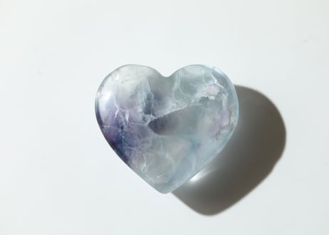 【永遠に広がる海】虹入り ブルーフローライト ハート