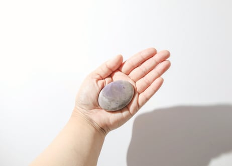 葉月ゆうによる技封入❣️【7億円のヒーリングエネルギー】ラベンダー翡翠 握り石 ※イベントクーポン使用不可