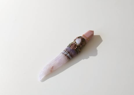 葉月ゆうによる技封入❣️【超越した幸運/良いカルマ/フロー】〈リメイク〉アメジスト＆アゲートの羽根とピンクオパールのバラのワンド ※イベントクーポン使用不可