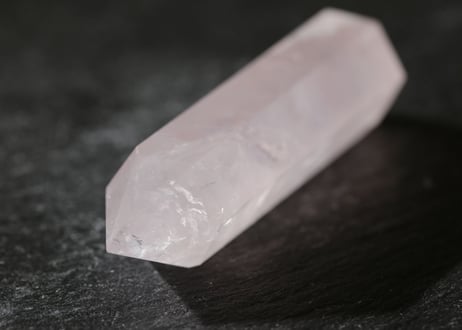 モザンビーク産 虹入りローズクォーツ ポイント