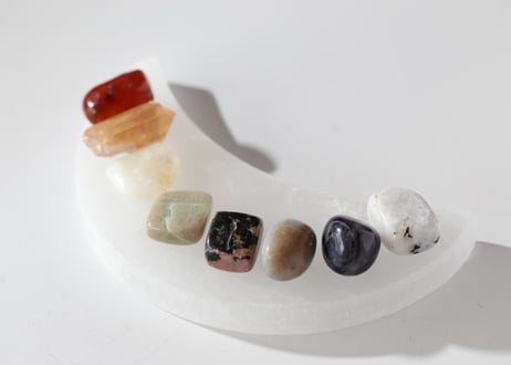 セレナイトの月のプレートと8チャクラセット　【魔女の必需品】