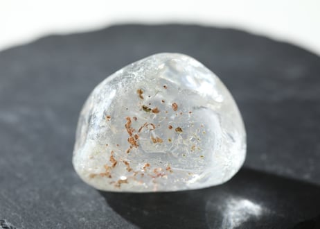 【やさしくつつむ】虹入り 手磨き 水晶