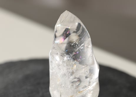【静かさに燃える】虹入り クリアクォーツ ファイヤーフォルム