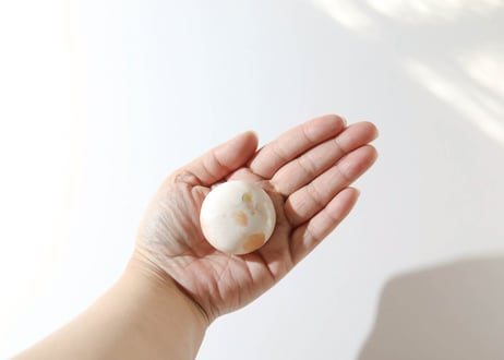 【必要なものすべてと繋がる「コネクション」シジル封入＆悟りのシッディ入り】ピンク＆ホワイトスコレサイト 握り石 オリジナルカードつき❣️ ※イベントクーポン使用不可
