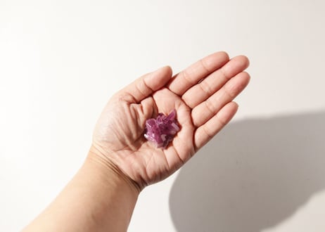 【小さな丘】本場のオーラ加工！ パープルミストオーラ アーカンソー産 クリアクォーツ クラスター