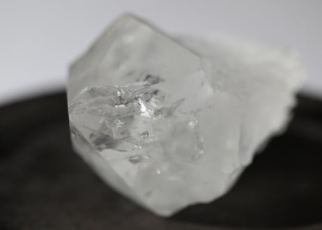 【氷の如く】虹入り クリアクォーツ ハーフポリッシュ