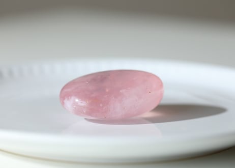 【美しい香り】虹入り ハイクオリティ ローズクォーツ 小さな握り石
