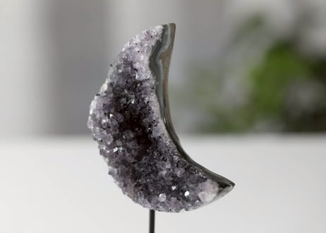 【宇宙の結晶】アメジスト クラスターの月 台座付き