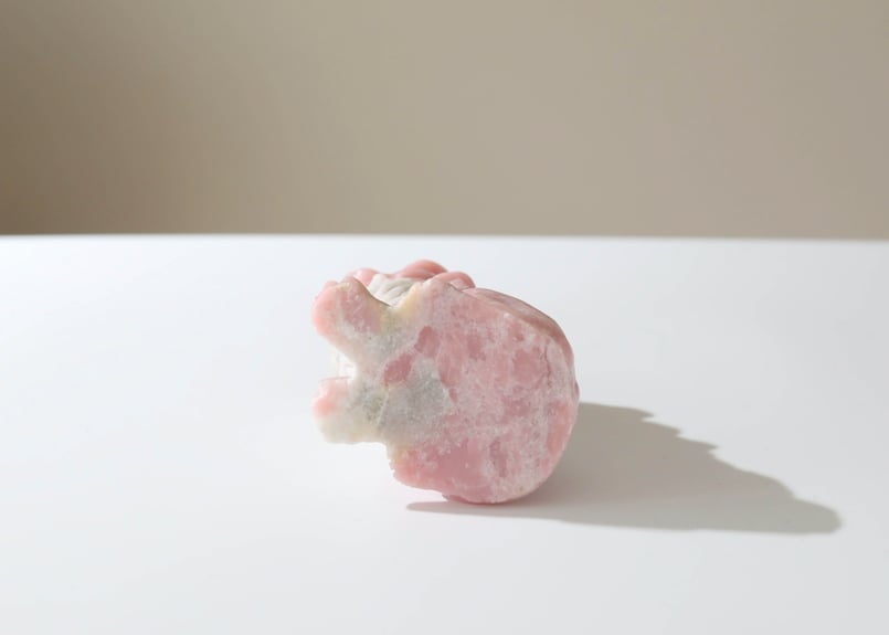 天然石　ライオン　ピンクオパール 悟りのシッディ入り】ピンクオパール 大きなライオン | Y.S.Y24