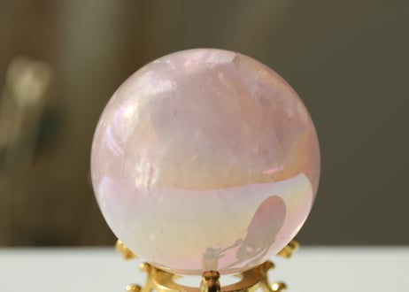 【ハートが輝く】虹入り エンジェルオーラ ローズクォーツ スフィア 金の台座付き