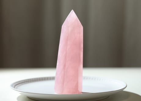 【華やかに生きる】濃いピンクのローズクォーツ ポイント