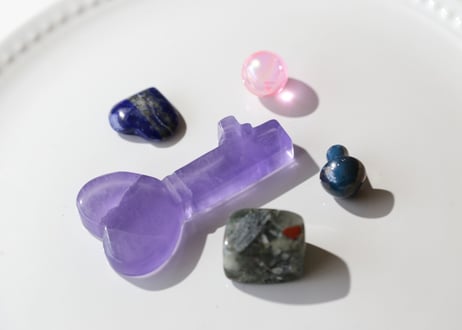 【インスピレーションの解放】パープルフローライトの鍵と宝のセット