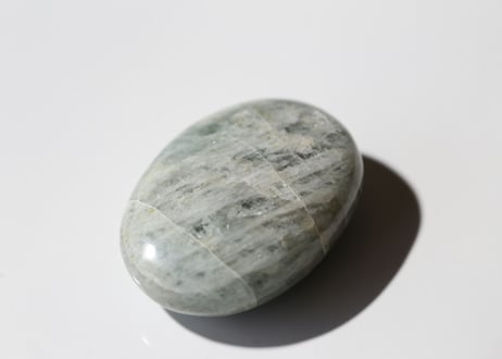 【風になる】アクアマリン 小さな握り石