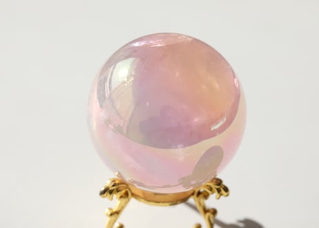 【ハートが輝く】虹入り エンジェルオーラ ローズクォーツ スフィア 金の台座付き