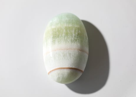 【juicy melon】ピスタチオカルサイト 握り石