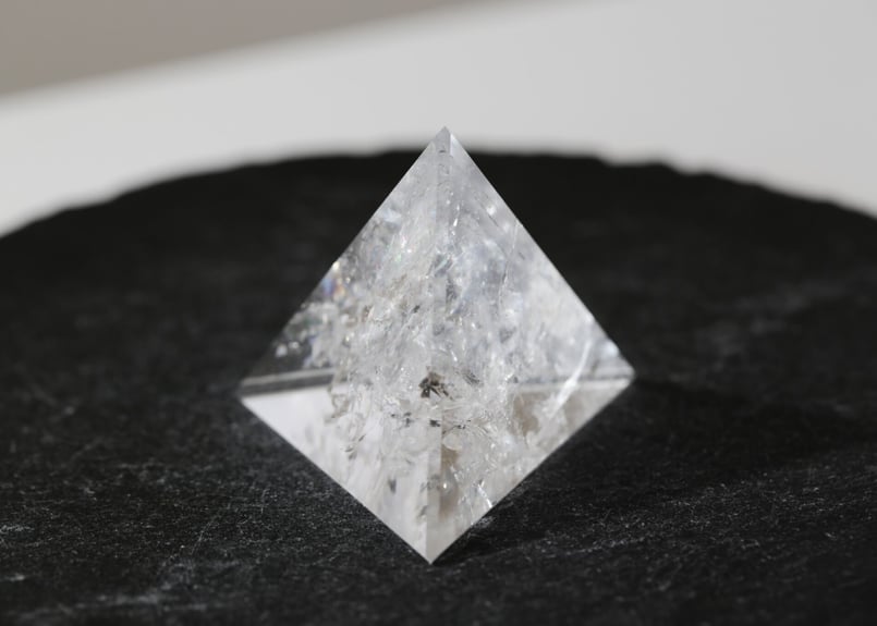 創造の源】ブラジル産 虹入りクリアクォーツ 正四面体 | Y.S.Y24