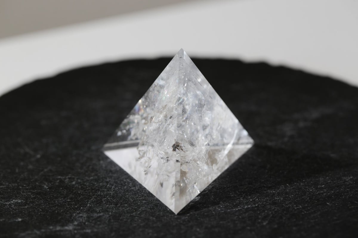 創造の源】ブラジル産 虹入りクリアクォーツ 正四面体 | Y.S.Y24