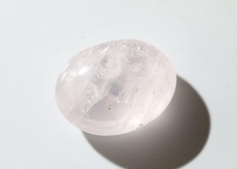 【Jewel】ハイクオリティ 虹入りローズクォーツ タンブル
