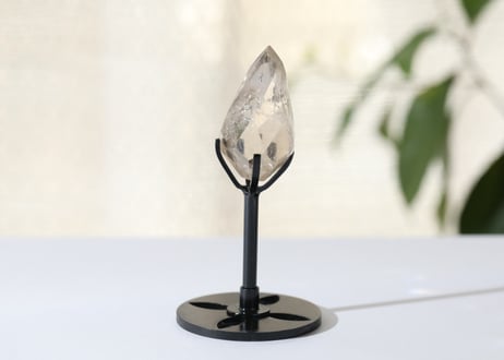 【light magic】虹入り ライトスモーキークォーツ 宝石カット 台座付き