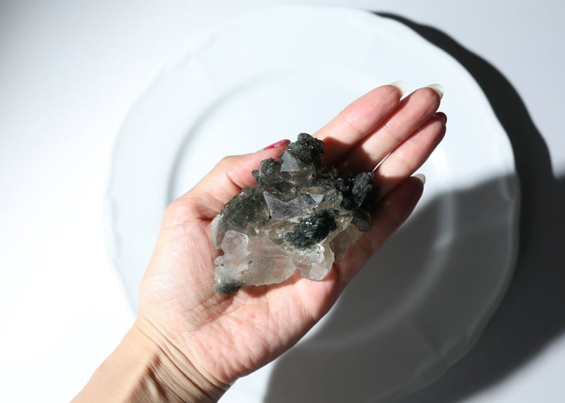 【匿名発送】マニハール産 クローライト付き水晶 高品質/ルチル入り/クローライト/透明/光沢・照り】インド