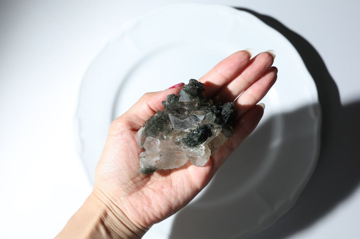【匿名発送】マニハール産 クローライト付き水晶 最高品質/クローライト/超透明/光沢・照り】インド・マニハール