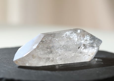 虹入りクリアクォーツ ダブルターミネーテッド ルチル入り【脈打つ】