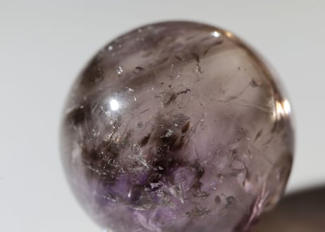 トリコロール 水晶 スフィア スワンの台座付き　【あるがままに】