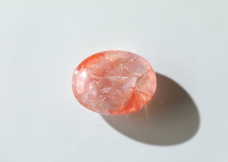 【朝日を浴びる】虹入り ヘマタイトインクォーツ タンブル