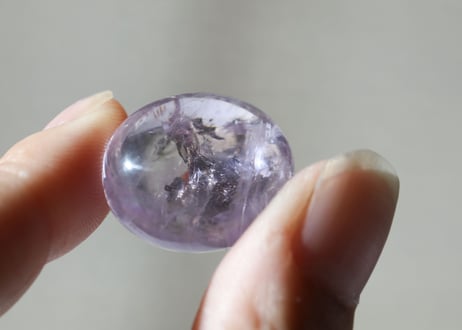 【小さな宇宙】ハイクオリティ 虹入りアメジスト タンブル