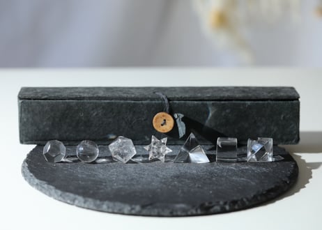 【魔法のクリスタル】ガネッシュヒマール産水晶　幾何学７個セット小 ラクタ箱入り