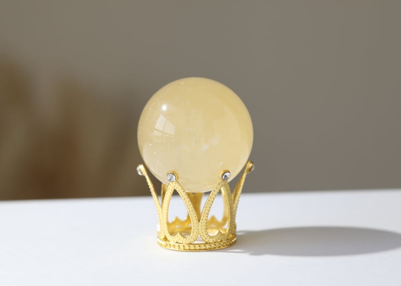 abundance】虹入り ゴールデンカルサイト スフィア 王冠の台座付き