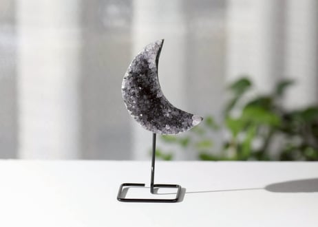【宇宙の結晶】アメジスト クラスターの月 台座付き