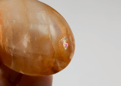 【光彩を集める】虹入り ヘマタイトインクォーツ タンブル