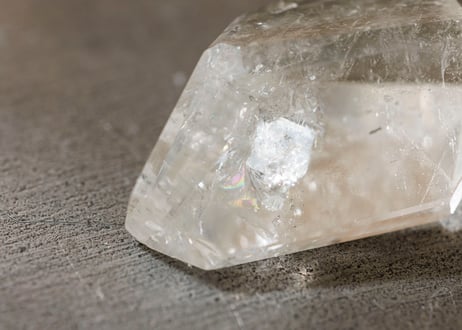 【神秘を手の中に】虹入り レムリアンクォーツ