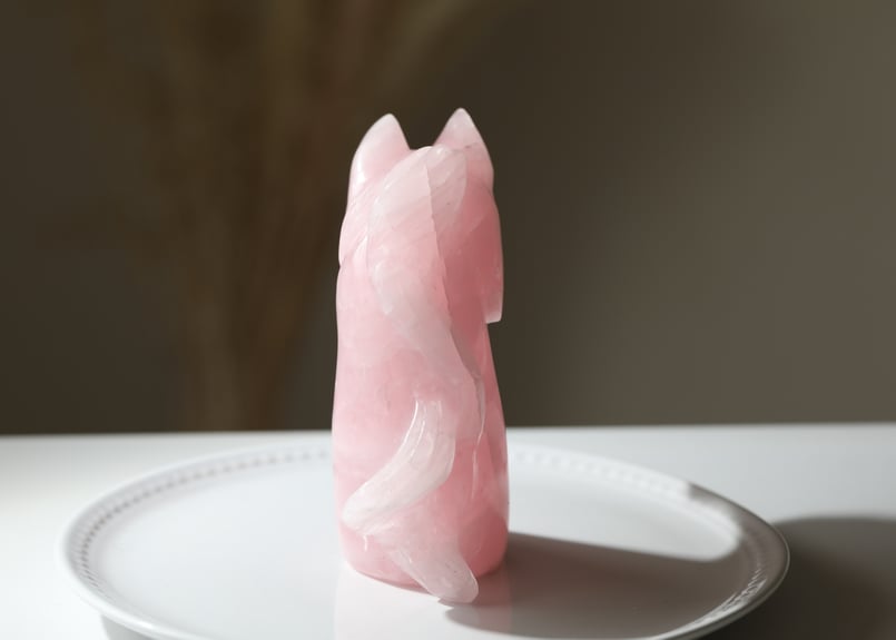 【希少】ローズクォーツ2kg ペガサス 馬 一刀彫 土台付き 粉晶 馬 うま 午 置物 水晶 ローズクォーツ 彫刻 天然石 パワーストーン