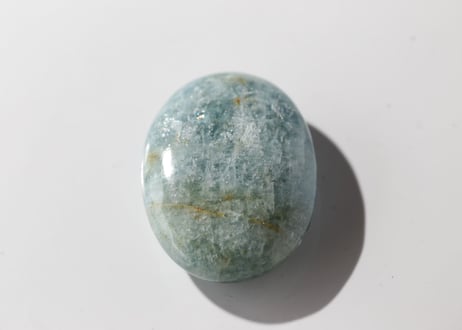 【奥底の思い】虹入り アクアマリンの小さな握り石