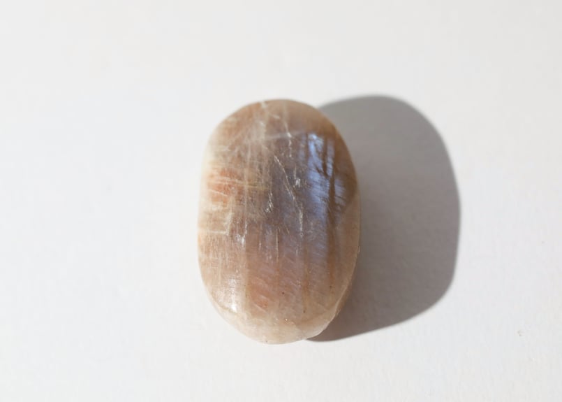 寄り添う月】ムーンストーン 握り石 | Y.S.Y24