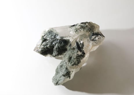 【マスターたちのギフト】クローライト入り ガネッシュヒマール産水晶