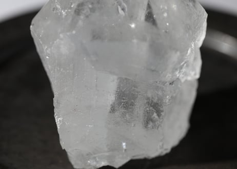 【氷の如く】虹入り クリアクォーツ ハーフポリッシュ