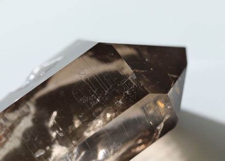 【湖のほとり】ア・ヌーヴ産 虹入りスイススモーキークォーツ 原石ポイント