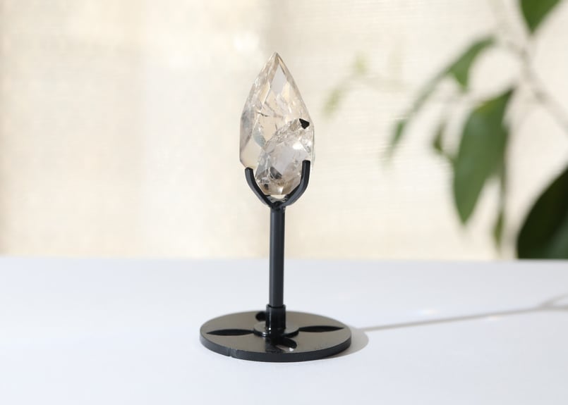 light magic】虹入り ライトスモーキークォーツ 宝石カット 台座付き