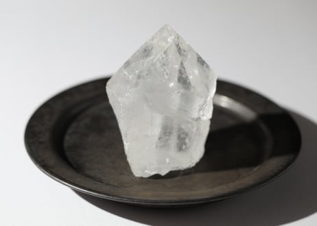 【氷の如く】虹入り クリアクォーツ ハーフポリッシュ