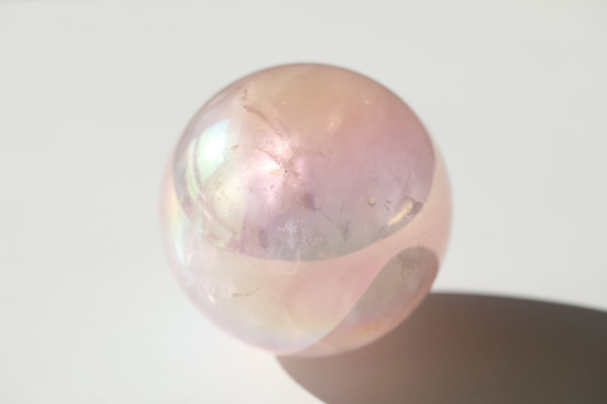 ハートが輝く】虹入り エンジェルオーラ ローズクォーツ スフィア 金の